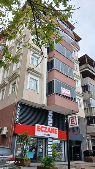Hopa Kemalpaşa Da Çarşı İçinde