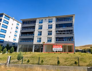 Saraycıkta 250 M² Geniş Kullanımlı Satılık Dükkan