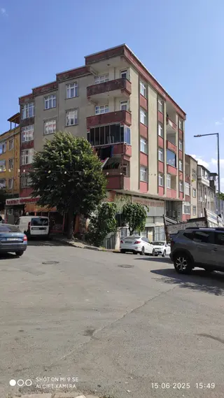Köşe Başı Aile Binasında 2+1 140 Metrekare Satılık Daire