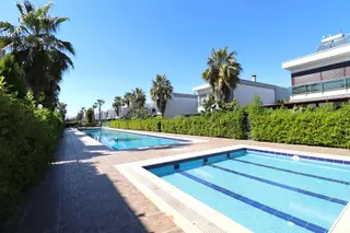 Antalya Döşemealtı’nda Havuzlu Sitede Şömineli Müstakil Villa