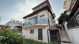 Güzelbahçe'de Deniz Manzaralı Bahçeli Geniş Villa