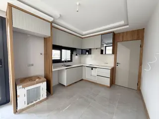 Jet Emlaktan Muhteşem Tasarımlı Denize Sadece 200m Lüx 3+1 Daire