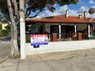 Kuşadası'nda Satılık Denize 50 Metre 3. Sırada Köşe Konumlu Villa ..