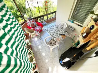 Aygül'den Akçay'da Merkezi Konumda Cam Balkonlu Ayrı Mutfaklı Denize Yakın Ara Kat 3+1 Satılık Daire