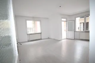 Old City'den 1999 Yapımı Emek Cd.3+1 1.kat 110m2 Güney Köşe Kiracılı...