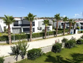 Kuşadası Alp Sahil Evleri'nde Denize 800 Mt. 1+1 Satılık Daire
