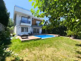 Sapanca Ünlücede Göl Manzaralı Havuzlu Ful Eşyalı 4+1 Villa
