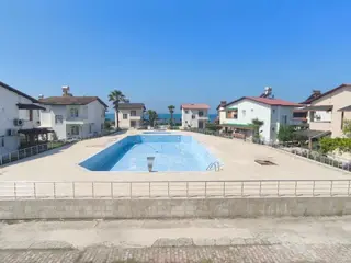 Kısacık'dan Denize Sıfır Havuz Manzaralı Eşyalı 2+1 Daire
