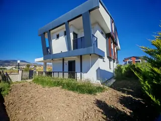 Cumhuriyet Mahallesinde Satılık 4+1 145 M2 Tripleks Villa