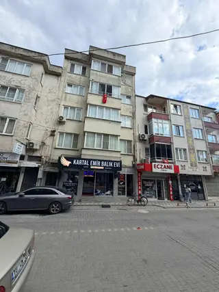 Edremit Merkezde Çayiçi Caddesinde İçi Tamamen Yenilenmiş 3+1