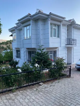 *nova* Sivrice'de Göl Manzaralı Satılık 4+1 Yazlık Villa