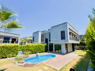 Kuşadası'nda Özel Havuzlu Denize 950 Mt Satılık 3+1 Yazlık