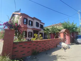 Akyazı'da Müstakil Yaşamın Keyfi 2 Villa Tek İlanda