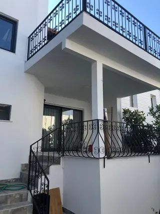 Gündoğan Tankay Sitesinde Deniz Manzaralı Bakımlı Havuzlu Plajlı Villa