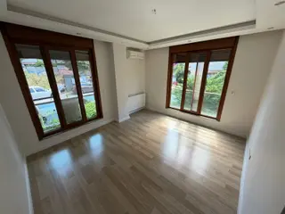 Yatırım'dan Marmaraya Yakın Sokağa Cepheli Ön Köşe Katta 2+1