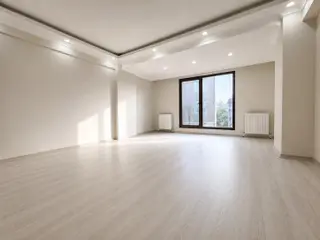 Cadde Yakını Merkezi Konumda Otoparklı 3+1 Sıfır Geniş Daire