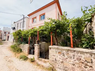 Ayvalık Cunda 3 Katlı Bahçeli Manzaralı Müstakil Ev