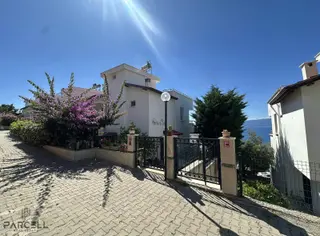 Pelitköyün Prestijli Sitesinde Eşsiz Deniz Manzaralı Lüks Villa