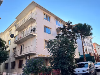 2+1 ( 3.kat ) İçi Yenilenmiş (sıfır Ayarında) Denize 300 Metre..