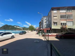 Bilgin Emlaktan Köy Merkezinde Denize Sıfır 2+1 Satılık Daire