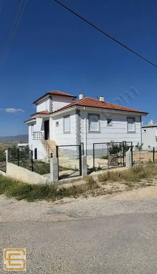 Küçükköyde Eşsiz Vadi Manzaralı, Geniş Bahçeli Ve Eşyalı Satılı