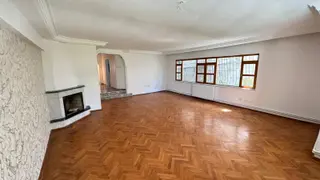 Konrad Adenauer Caddesinde Satılık 3+1 Yüksek Giriş Bahçe Katı