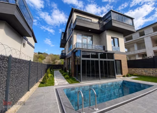 Başiskele Damlar'da Kiralık 6+1 Lüks Tripleks Villa