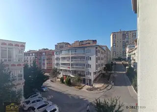 Ufuktepe'de Cadde Yakını Üç Balkonlu Üç Cepheli 3+1