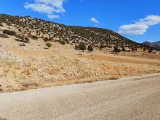 Korkuteli'nde Yola Cephe Tarla