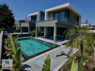 Çeşme Şifnede Satılık Köşe Parsel Müstakil Havuzlu Sıfır Villa