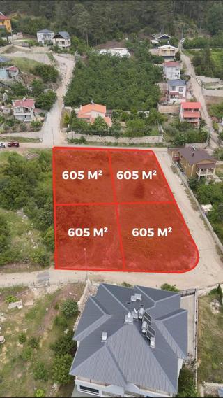 Yeniköyde 605 Metre Köşe Başı Parsel