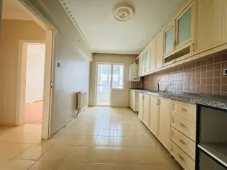 Nam-ak Emlak'tan Diş Hastahanesi Yakını 1.kat Uygun Fiyat 3+1 Daire