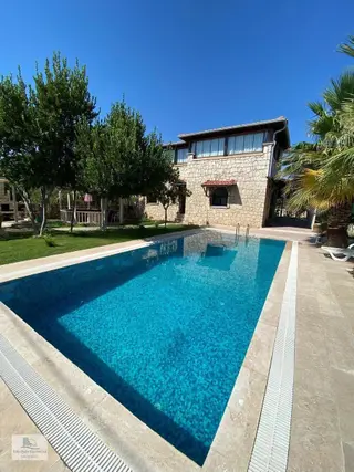 Didim Yeşiltepede 700 Metre Arsa İçinde Havuzlu Otoparklı Full Eşyalı Satılık 5 + 2 Taş Villa