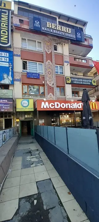 Keçiören Belediyesi Karşısında Cadde Üzeri 3+1 Katta Büro&ofis