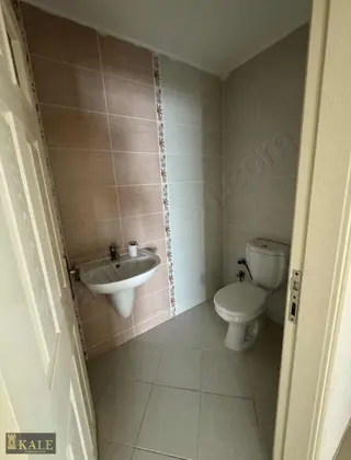 Kale'den Şehrin Merkezi'nde Ara Kat 4+1 Kiralık