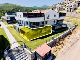 Havuzlu Site , Deniz Manzaralı, Geniş Bahçeli 1+1 Fırsat Daire