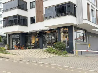 Serhat Caddesine Cephe Yüksek Kira Getirili Satılık Dükkan