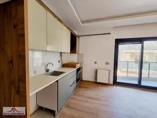 Real Gayrimenkulden Mithatpaşa'da Pazaryerine Yakın 2+1 Daire