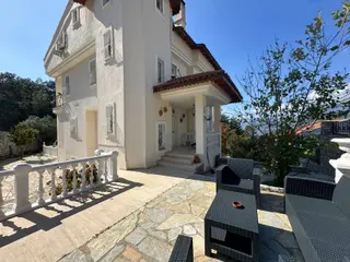 Üzümlü'de Doğa İçinde Geniş 7 Odalı Villa