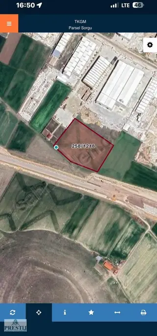 Gebeceler Yolunda Fabrikaların Hemen Yanında Tarla