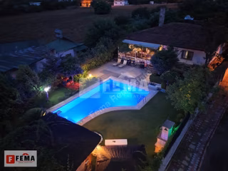 Kemer Merkezde Özel Havuzlu Satılık Müstakil Ev - 562 M² Arsa