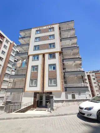 Cadde 17 Emlaktan Satılık 2+1 Giriş