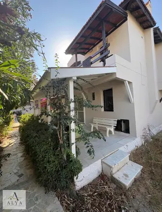Alya Gayrimenkul Yalı Mahallesinde Eşyasız, Bahçeli 3+1 Villa