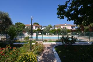 Aydın Didim Akbük Merkezde Satılık Havuzlu Site İçerisinde Eşyalı 3+1 Bahçeli Dubleks Villa