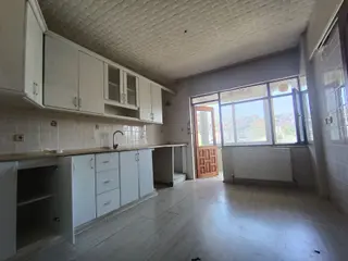 Akçakoca'da Merkezi Konumda Çok Geniş Doğalgazlı Asansörlü 3+1 Kiralık Daire