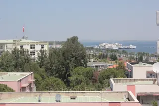 Mithatpaşa Caddesinde Deniz Manzaralı Teraslı Kiralık Daire