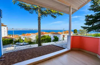 Özel Plajlı Sitede Deniz Manzaralı Tamamen Yenilenmiş Lüks Villa