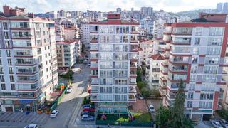 Tramvaya Cephe Çok Geniş Giyinme Odalı 3+1 Daire