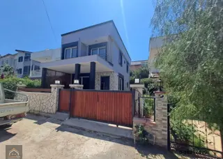 Ürkmez Doğanbey Mahlesinde 3+1 Ebeveyn Banyolu Ultra Lüks Villa