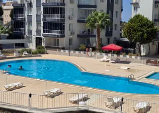 Kuşadası Merkezde Ahmet Cengiz 3 Sitesinde 3+1 135m2 Arakat Doğalgazlı Kapalı Mutfaklı Daire